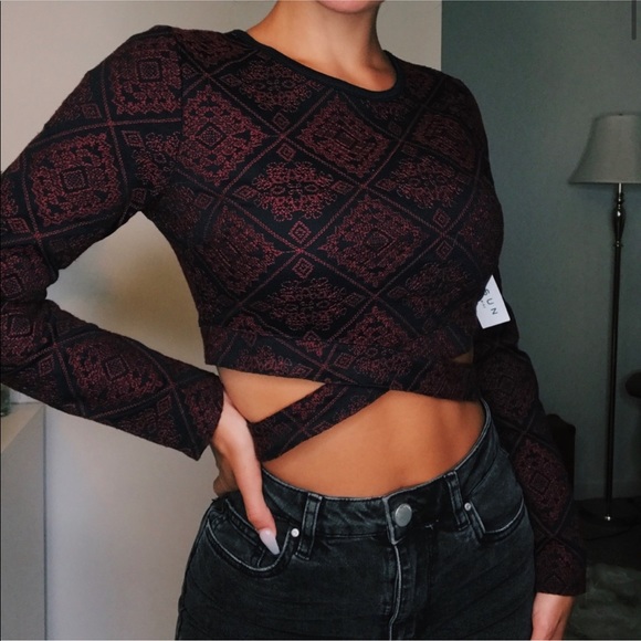 Kendall & Kylie Tops - KENDALL+KYLIE/ maroon longsleeve crop top cross